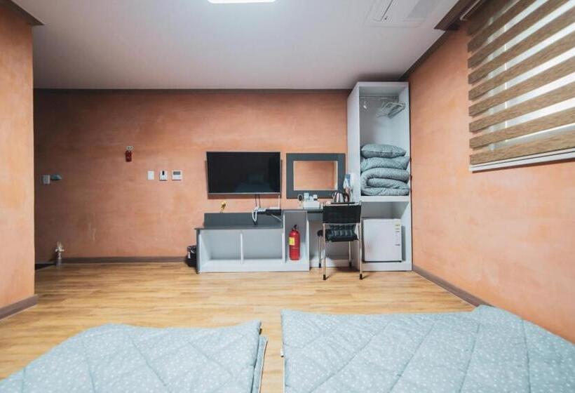 חדר סטודיו סטנדרד, Castle