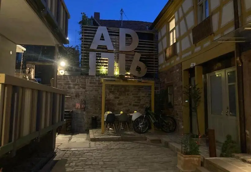 デラックススイート, Ad1716 Apartments