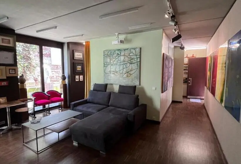 スイート, Ad1716 Apartments