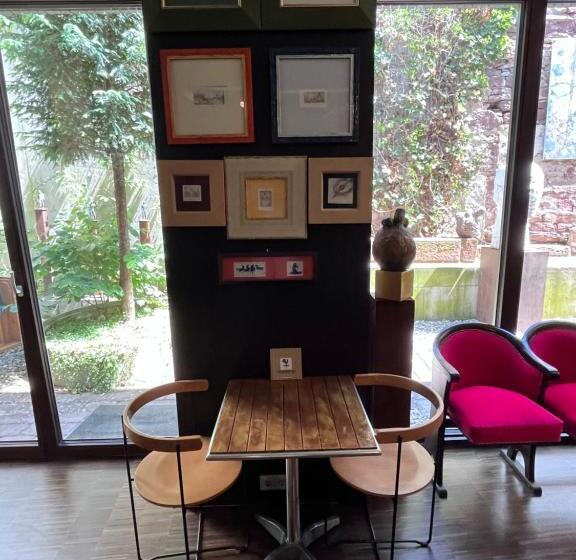 スイート, Ad1716 Apartments