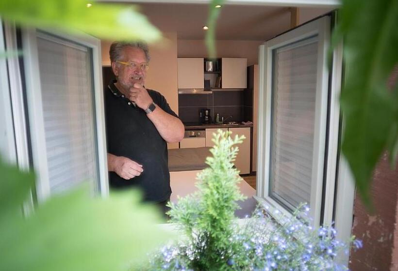 庭の見える1ベッドルームアパートメント, Ad1716 Apartments