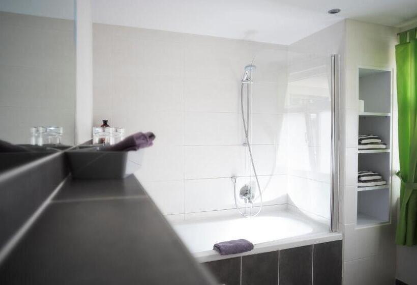 デラックススイート, Ad1716 Apartments