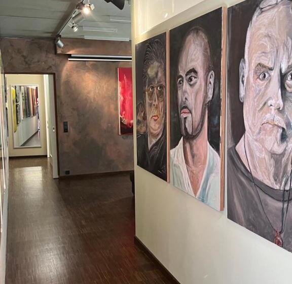 スイート, Ad1716 Apartments