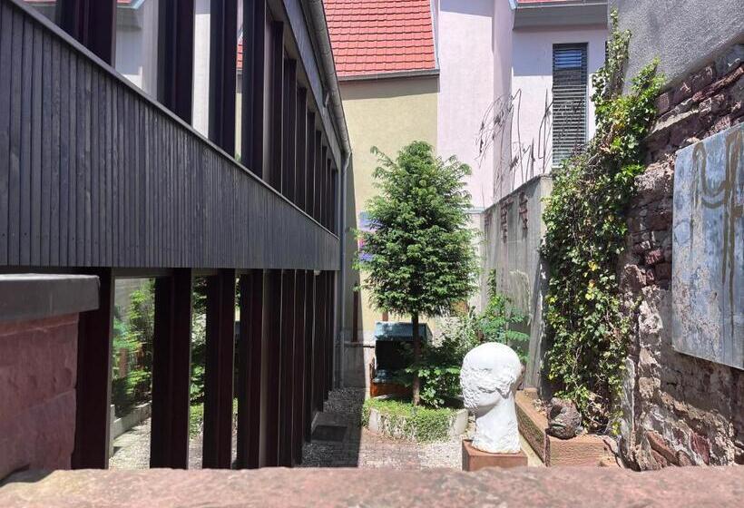 スイート, Ad1716 Apartments