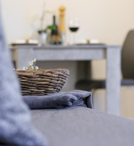 スタンダードスタジオ, Ad1716 Apartments