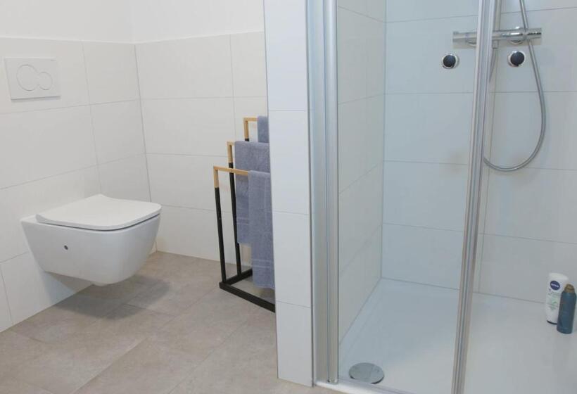 スタンダードスタジオ, Ad1716 Apartments