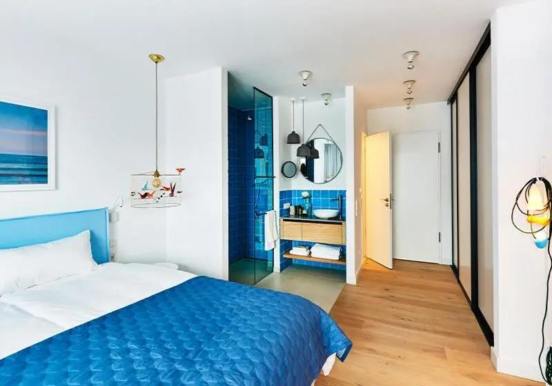 Standard Room with Balcony, New Wave