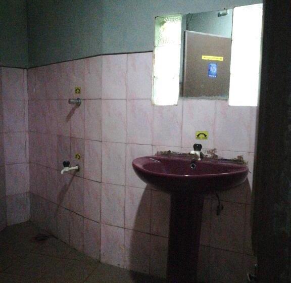 חדר משפחתי, Thilini Tour Inn