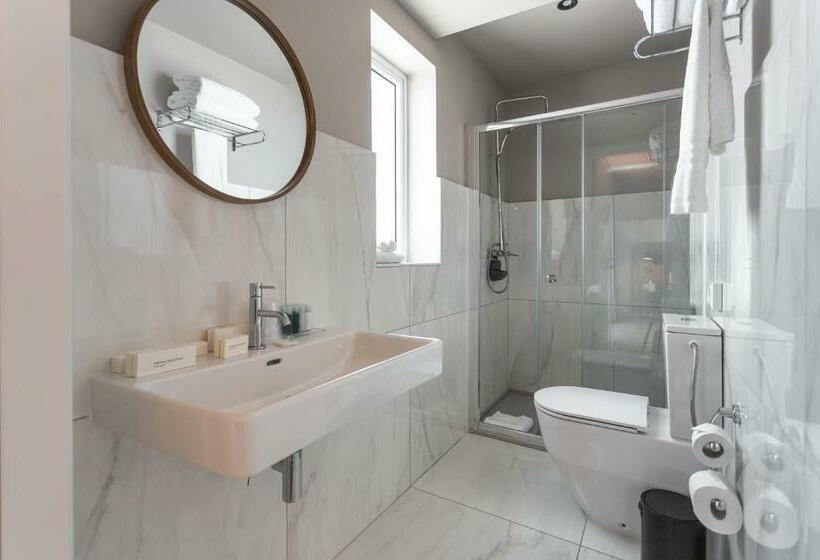 اتاق لوکس با تراس, The Barrister