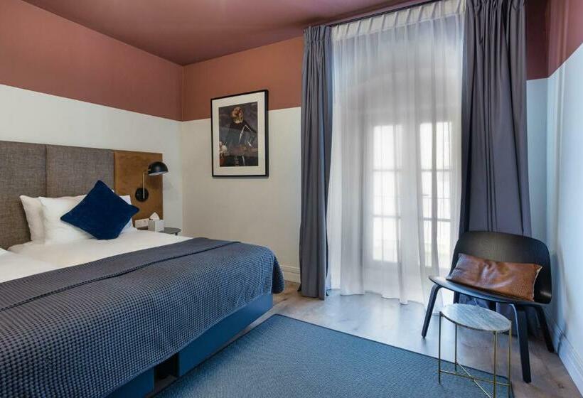 اتاق لوکس, The Barrister