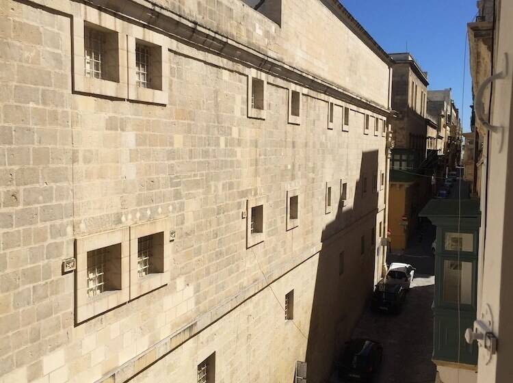 اتاق سوپریور, The Barrister