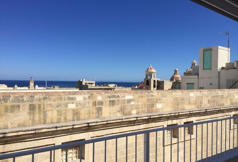 اتاق لوکس با تراس, The Barrister