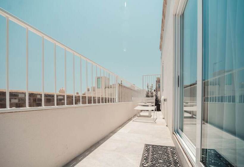 اتاق لوکس با تراس, The Barrister