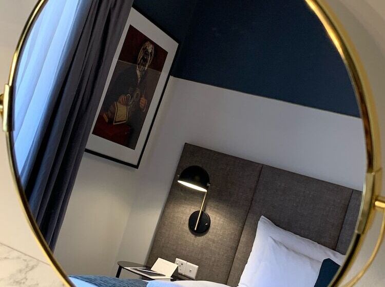 اتاق لوکس, The Barrister