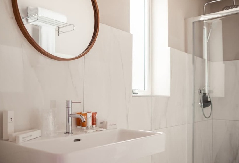 اتاق لوکس با بالکن, The Barrister