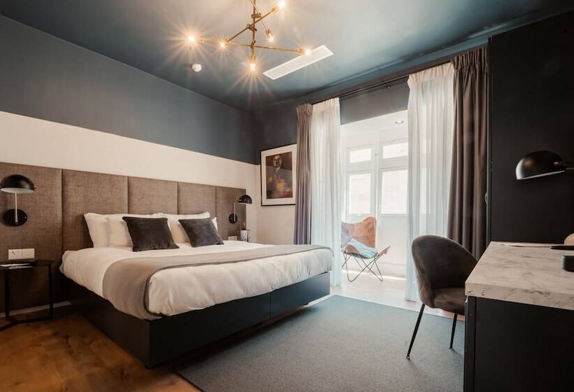 اتاق لوکس با بالکن, The Barrister