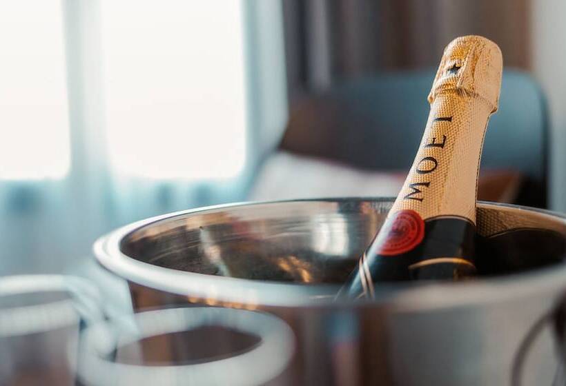 اتاق لوکس با تراس, The Barrister