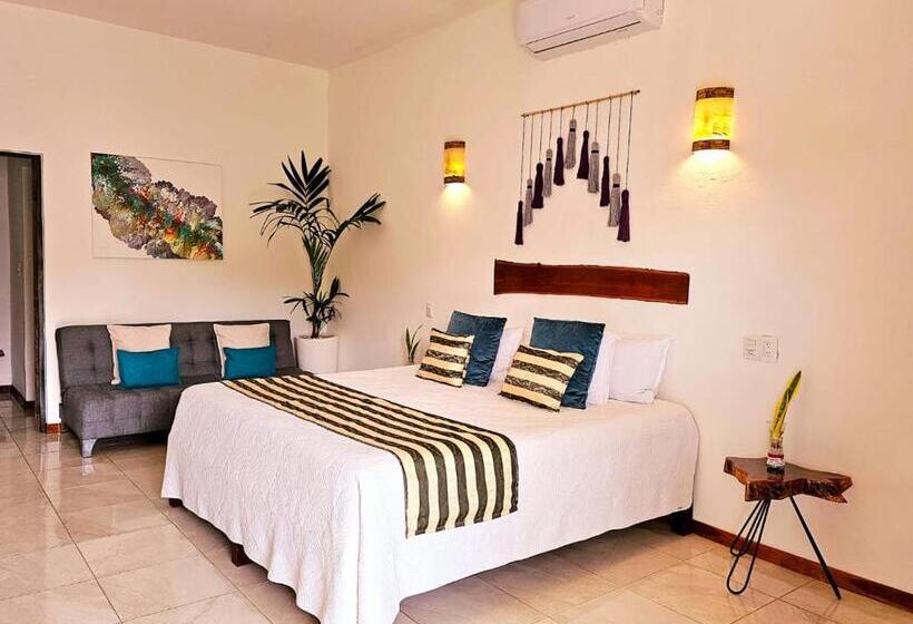 اتاق لوکس با چشمانداز استخر, Mayan Majesty Boutique