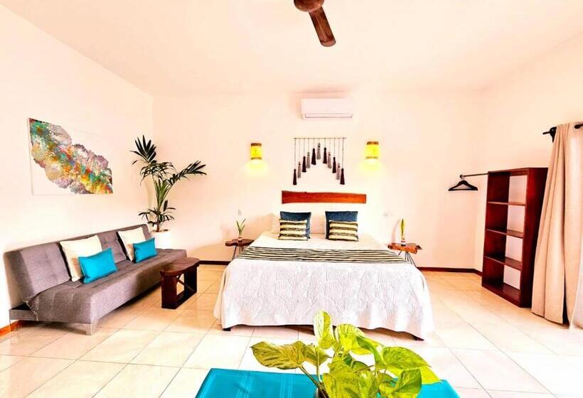 اتاق لوکس با چشمانداز استخر, Mayan Majesty Boutique