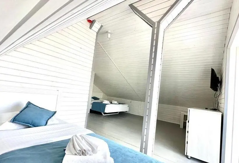 Camera Tripla Classica con Balcone, Salut