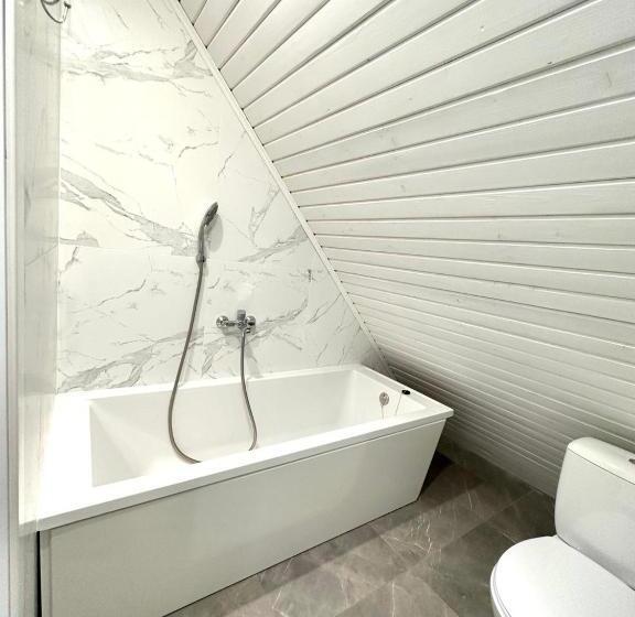 اتاق استاندارد چهارنفره با بالکن, Salut