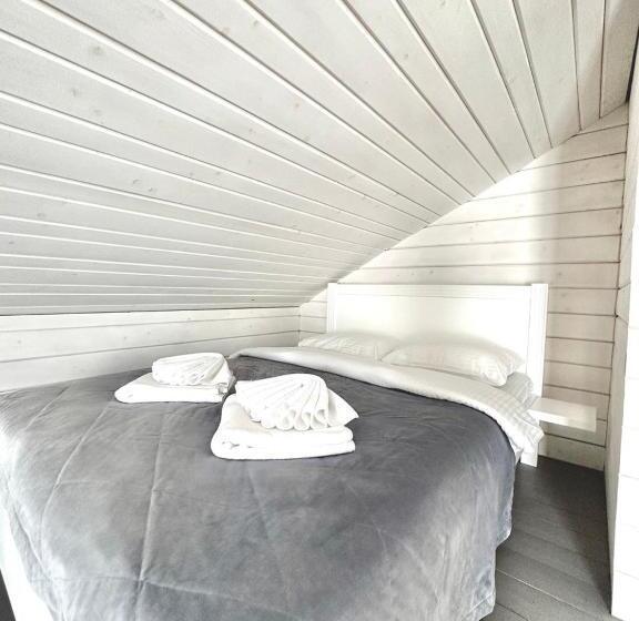 اتاق استاندارد چهارنفره با بالکن, Salut