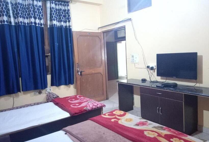 غرفة ديلوكس ثلاثية, Yash Guest House 01 Minute Walk In Nizamuddin Railway Station