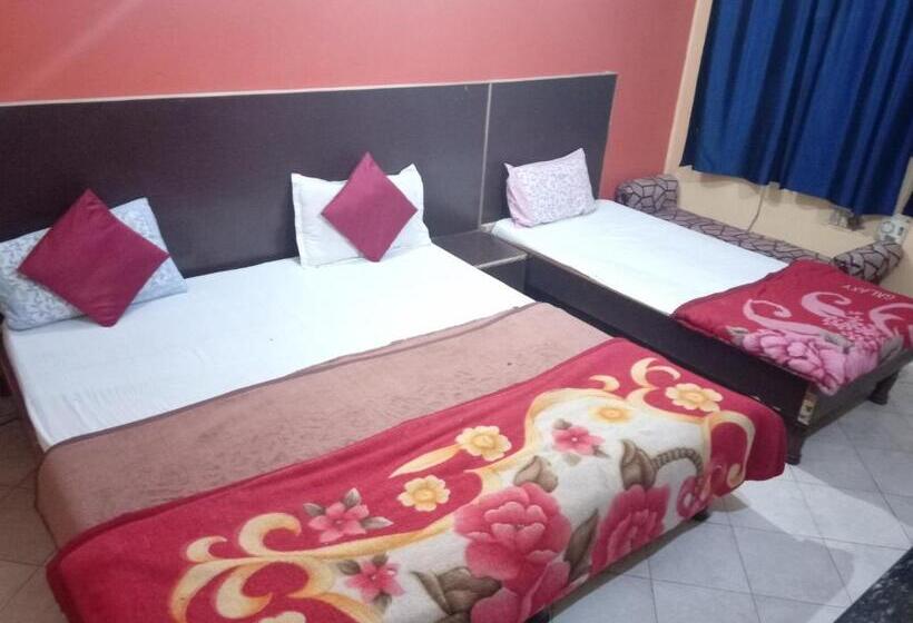 اتاق لوکس سه تخته, Yash Guest House 01 Minute Walk In Nizamuddin Railway Station