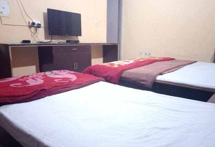 غرفة ديلوكس ثلاثية, Yash Guest House 01 Minute Walk In Nizamuddin Railway Station