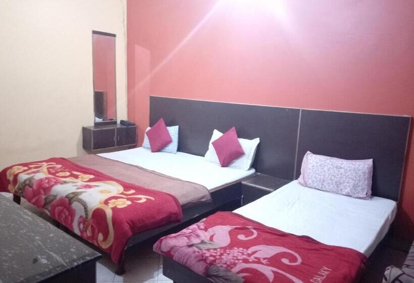 غرفة ديلوكس ثلاثية, Yash Guest House 01 Minute Walk In Nizamuddin Railway Station