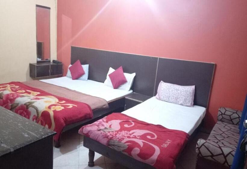 اتاق لوکس سه تخته, Yash Guest House 01 Minute Walk In Nizamuddin Railway Station