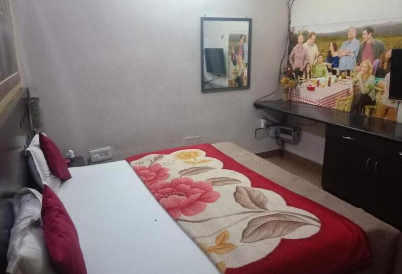 اتاق استاندارد, Yash Guest House 01 Minute Walk In Nizamuddin Railway Station