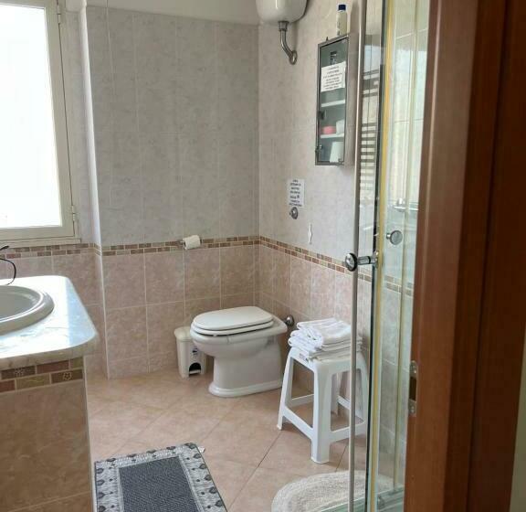 חדר סטנדרט, The Orange House