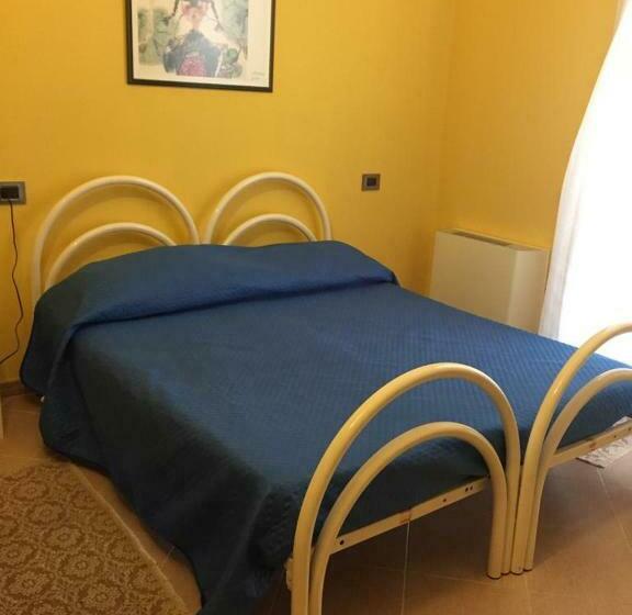 חדר סטנדרט, The Orange House