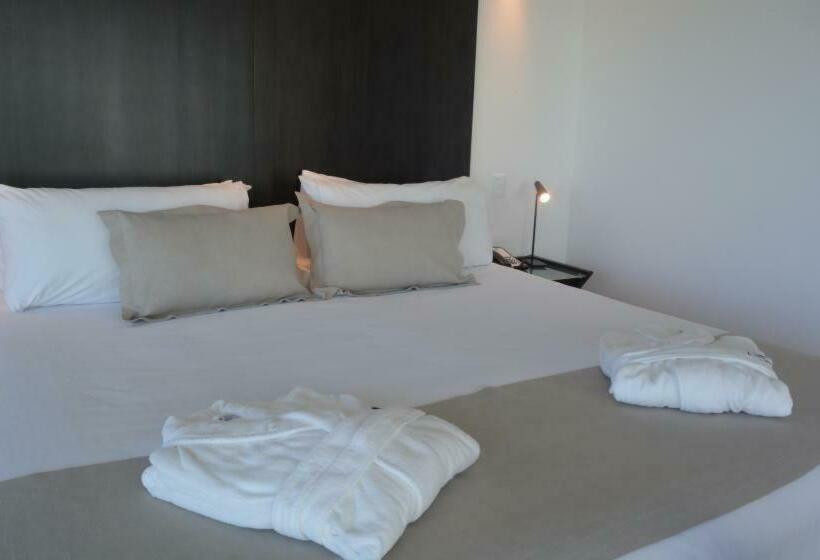 غرفة قياسية مطلّة علي الحديقة, Don