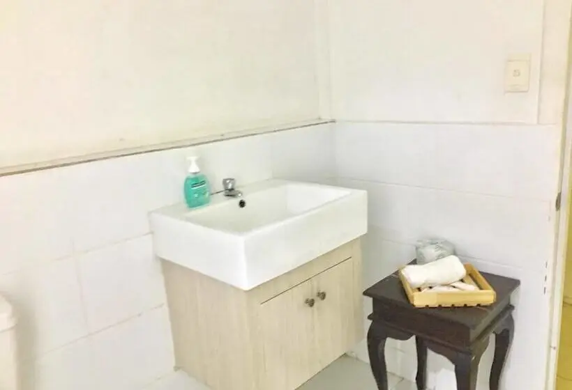 اتاق لوکس چهار تخته, Apia Inn