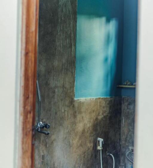 バス共有のスタンダードルーム, The Slow Leopard Kilwa