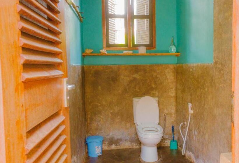 バス共有のスタンダードルーム, The Slow Leopard Kilwa