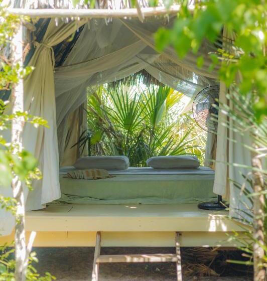 スタンダードバンガロー, The Slow Leopard Kilwa