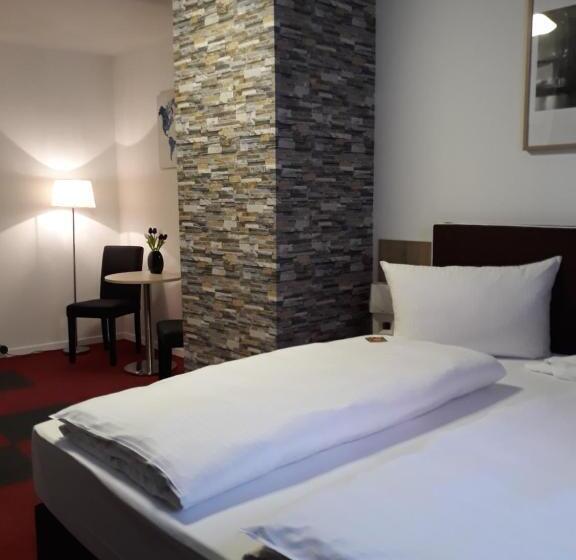 スタンダードルーム, Luca