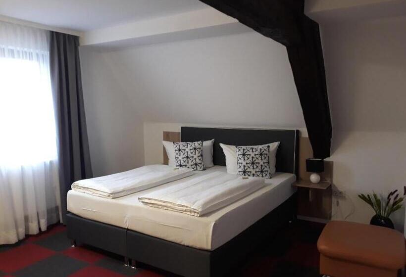 スタンダードトリプルルーム, Luca