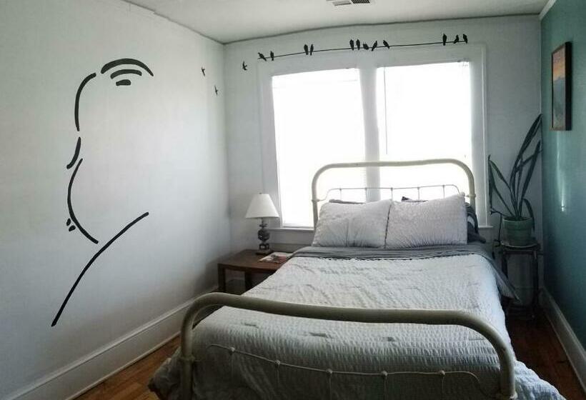 اتاق اکونومی, Bon Paul & Sharky's Hostel