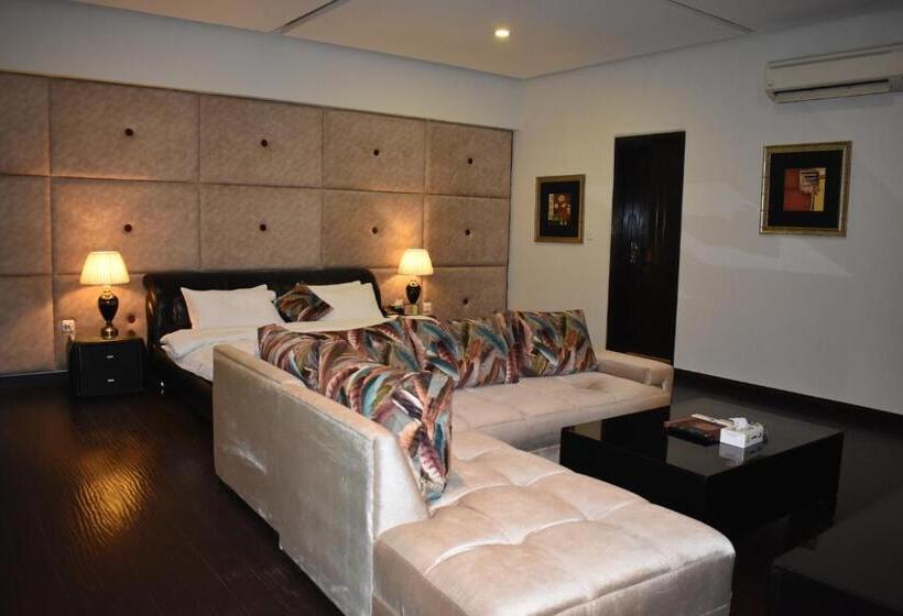 استودیوی لوکس, Safari Club 1