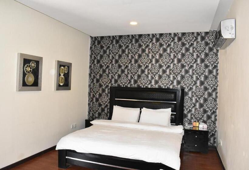 اتاق لوکس با تخت بزرگ, Safari Club 1