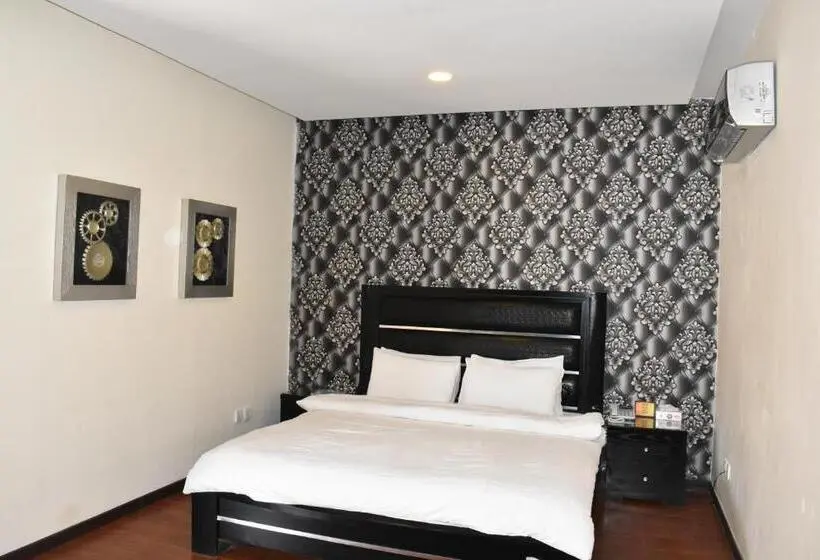 اتاق لوکس با تخت بزرگ, Safari Club 1
