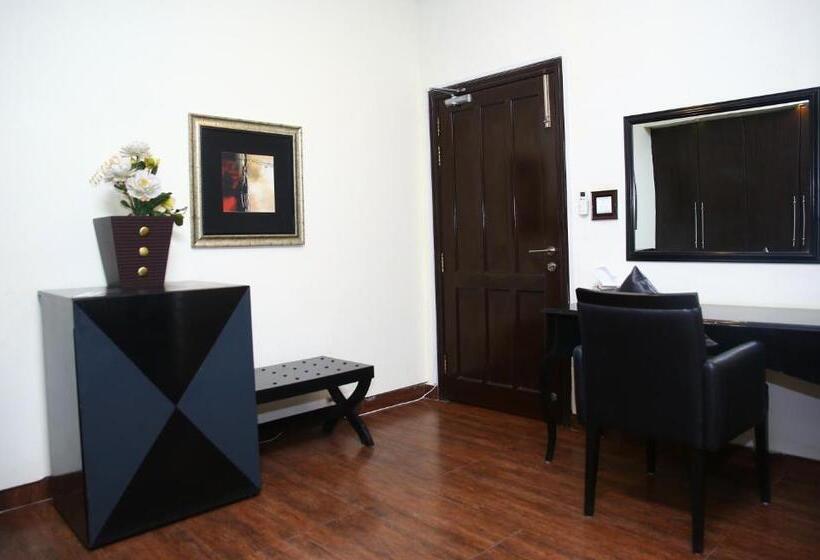 اتاق لوکس با تخت بزرگ, Safari Club 1