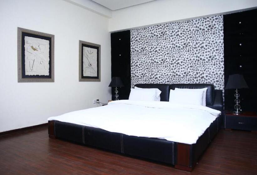 اتاق لوکس با تخت بزرگ, Safari Club 1