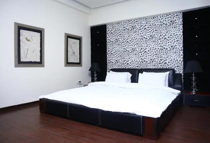 اتاق لوکس با تخت بزرگ, Safari Club 1