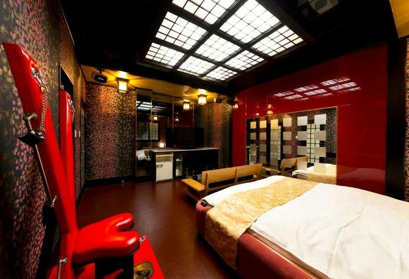 جناح جونيور, Abnormal