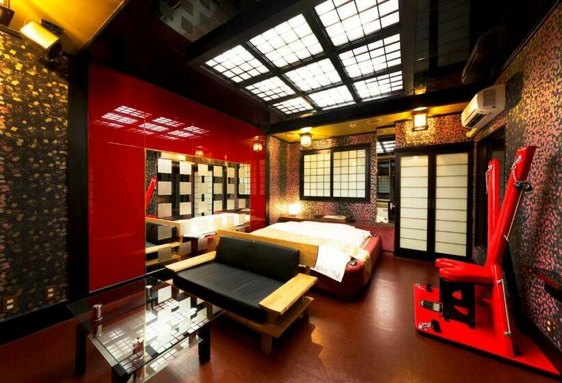 جناح جونيور, Abnormal